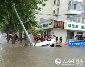 路面坍塌有车辆掉入，城市安全与道路维护的紧迫议题