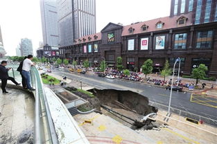 路面坍塌有车辆掉入，城市安全与道路维护的紧迫议题