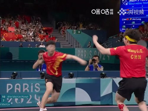 樊振东给王皓戴金牌，荣耀的瞬间，传承的象征