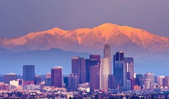 美国一城镇实施宵禁，背后的原因与影响