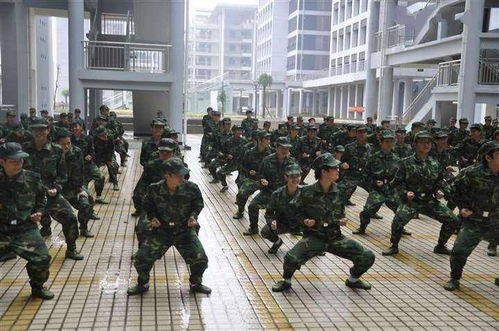 雨中跪滑，大学生军训的别样体验