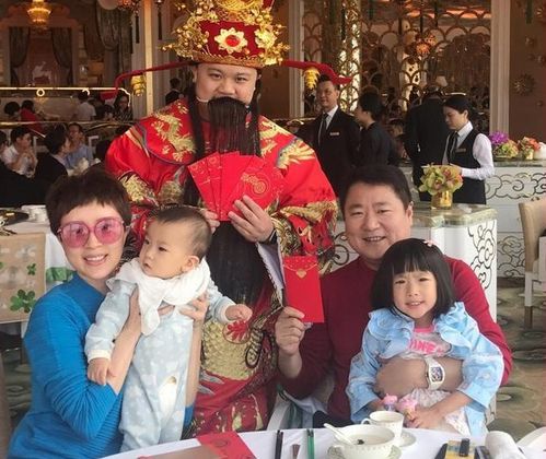 金巧巧中秋晒全家福，团圆美满的幸福时光