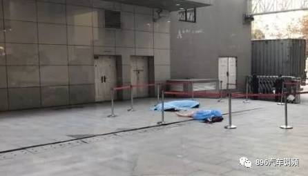 悲剧瞬间，女子意外坠楼砸中路人