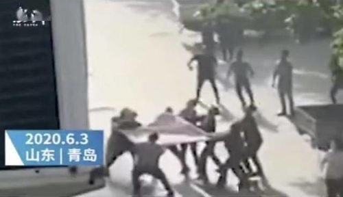 悲剧瞬间，女子意外坠楼砸中路人