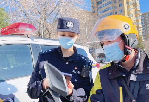 女警审疑犯气到捶墙，正义与耐心的较量