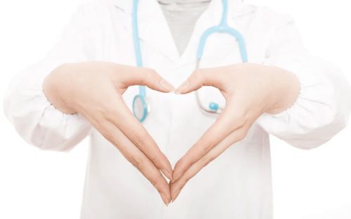 护士用留置针扎耳洞，专业与安全的考量