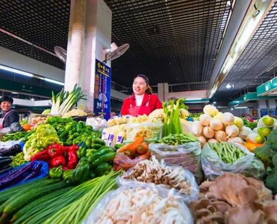 上海菜市场摊位，城市生活的色彩与活力