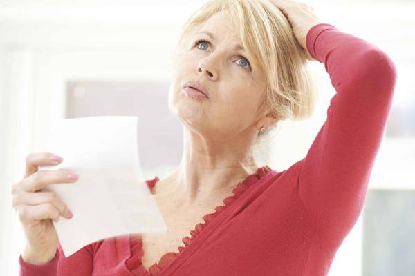 探索女性更年期，年龄、症状与应对策略