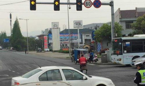 红绿灯下的阴影，揭秘交警收黑钱现象
