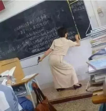 在公共场合的不期而遇，公厕与女保洁员的互动指南