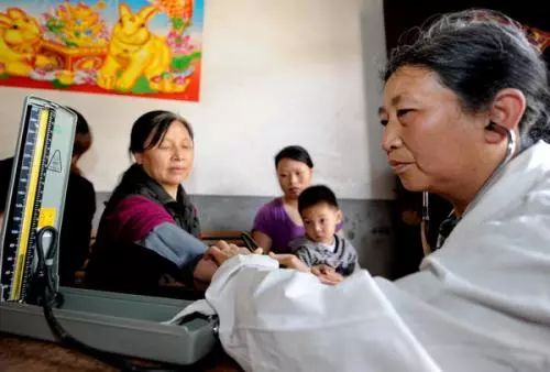 乡村医生养老，保障与挑战并存