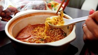 高铁上的泡面文化，便利与争议的交织