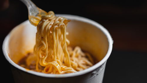 高铁上的泡面文化，便利与争议的交织