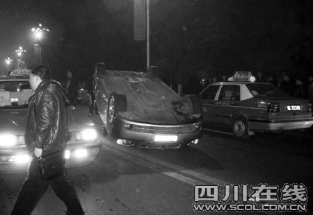 城市街头的惊魂一刻，的士被追尾后的暴力事件