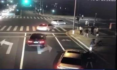 城市街头的惊魂一刻，的士被追尾后的暴力事件