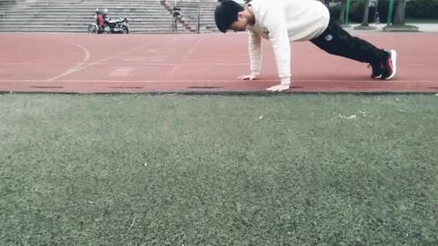 当俯卧撑变得危险，学生锻炼中的安全警示