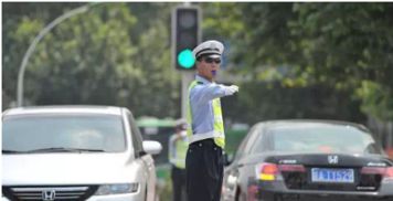 交通信号灯，城市交通的指挥家