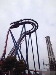 过山车卡半空，安全危机与应对策略