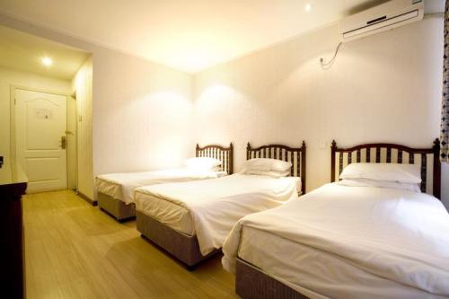 三个人住旅馆，共享旅行的乐趣与经济实惠